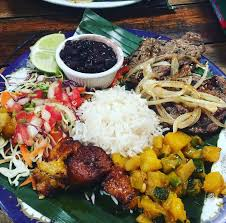 Casado plat typique de la gastronomie costaricienne à base de riz, haricot rouge, banane plantain et viande, dans les sodas