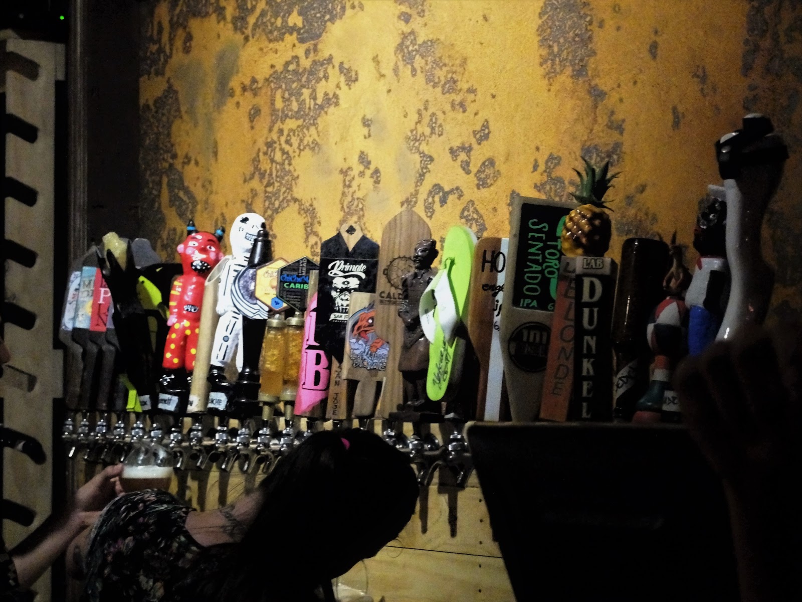 différents alcools, liqueurs, rhums et bière en service dans un bar festif au Costa Rica