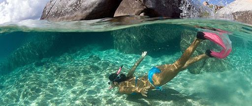 Snorkeling dans les eaux turquoise des caraïbes au Costa Rica