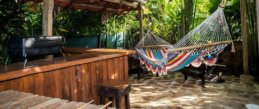 Hamac dans un "rancho" espace de vie extérieur au Costa Rica, présent dans certains Airbnb