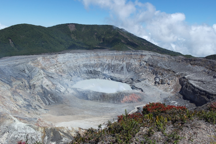 poas, poás, volcan, cratère, éruption, lave, magma,, souffre, gaz, lagune, balade, randonnée, panorama, belvédère, promenade