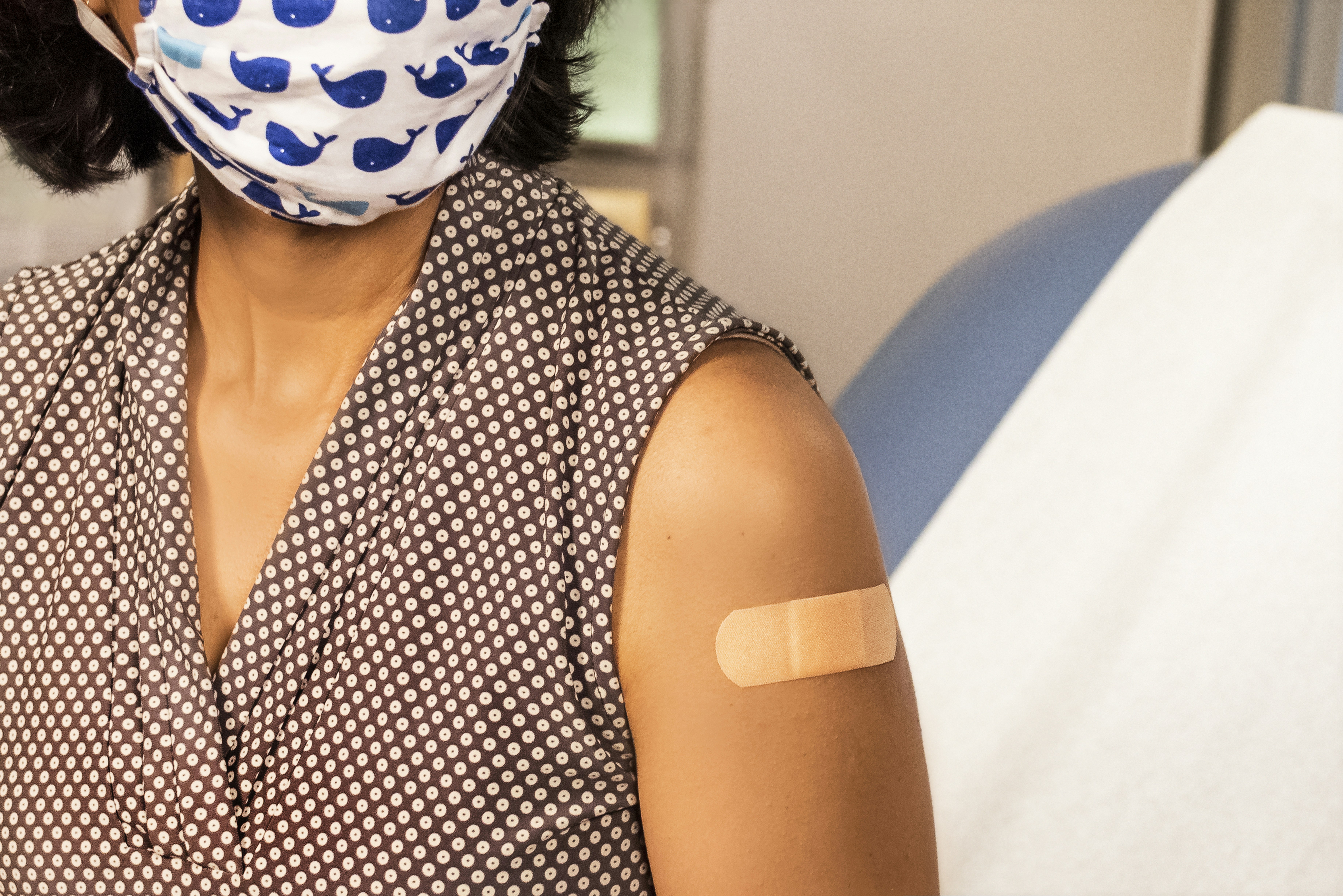 personne en train de se faire vacciner pour aller au costa rica