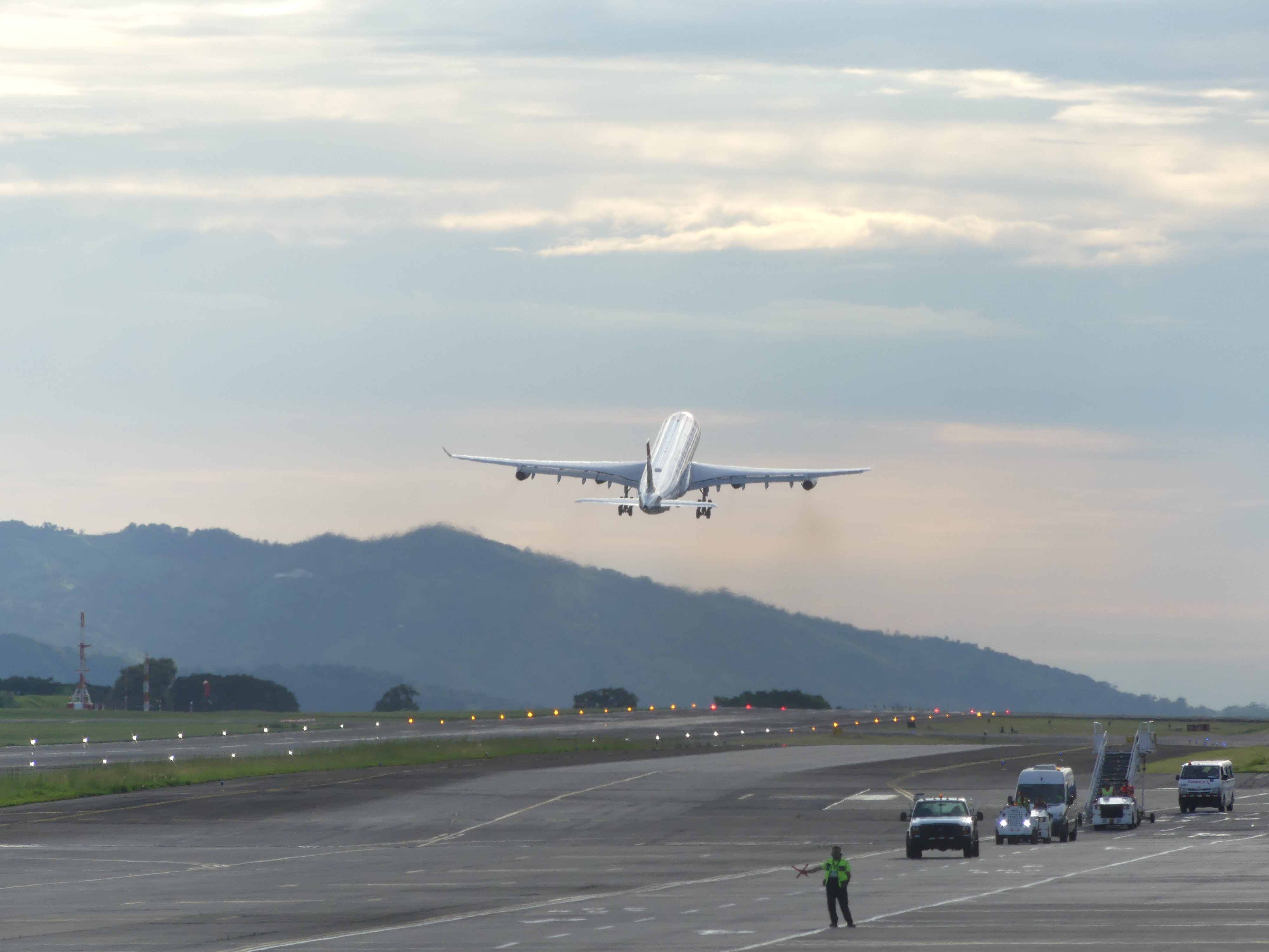 avion décollant costa rica