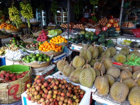 Fruits exposés dans un marché local