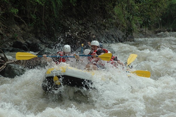 Descente en rafting sur les eaux vives du Costa Rica.