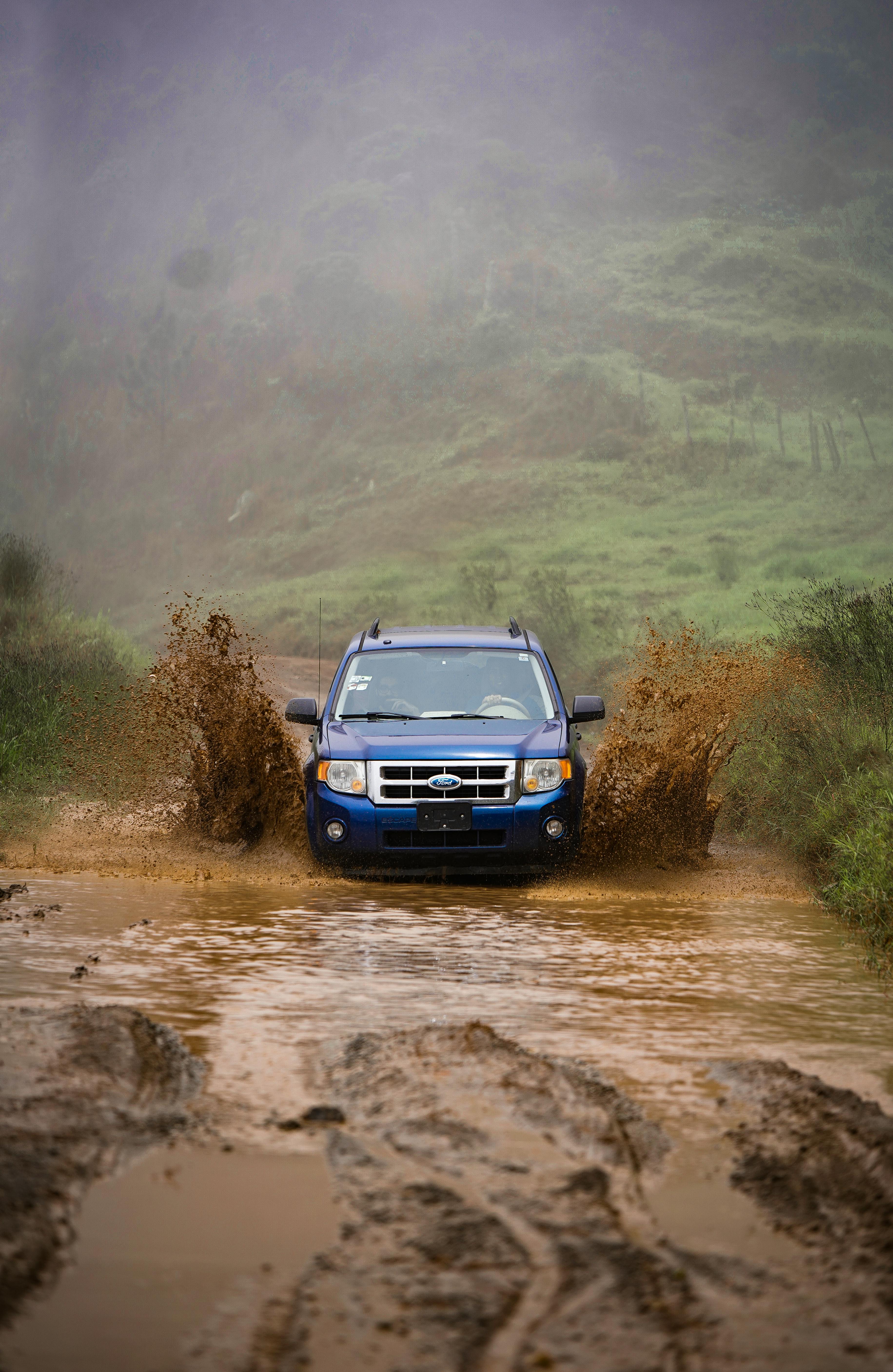 Véhicule tout-terrain 4X4 en saison des pluies dans les montagnes du Costa Rica