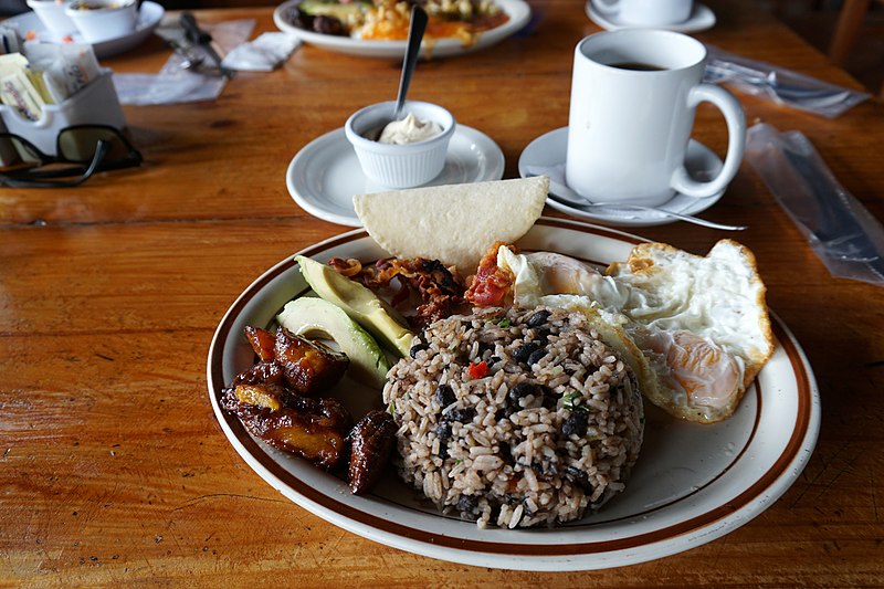 Gallo pinto traditionnel costaricien : riz et haricots noirs sautés avec oignons et poivrons, un incontournable du petit déjeuner