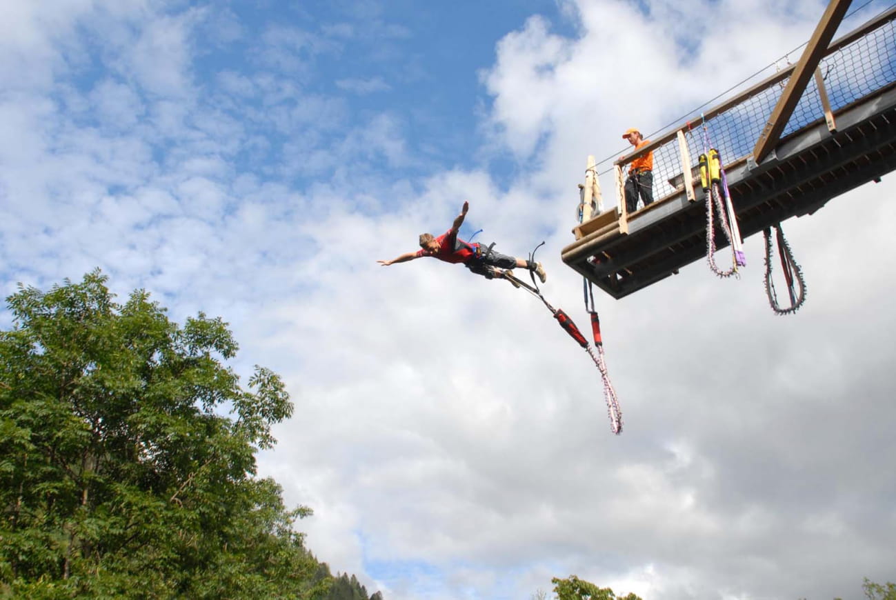 Saut à l'élastique au milieu de la canopée dans le parc Bol d'Air au Costa Rica