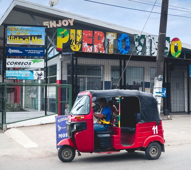 Tuk Tuk rouge au centre ville de Puerto Viejo