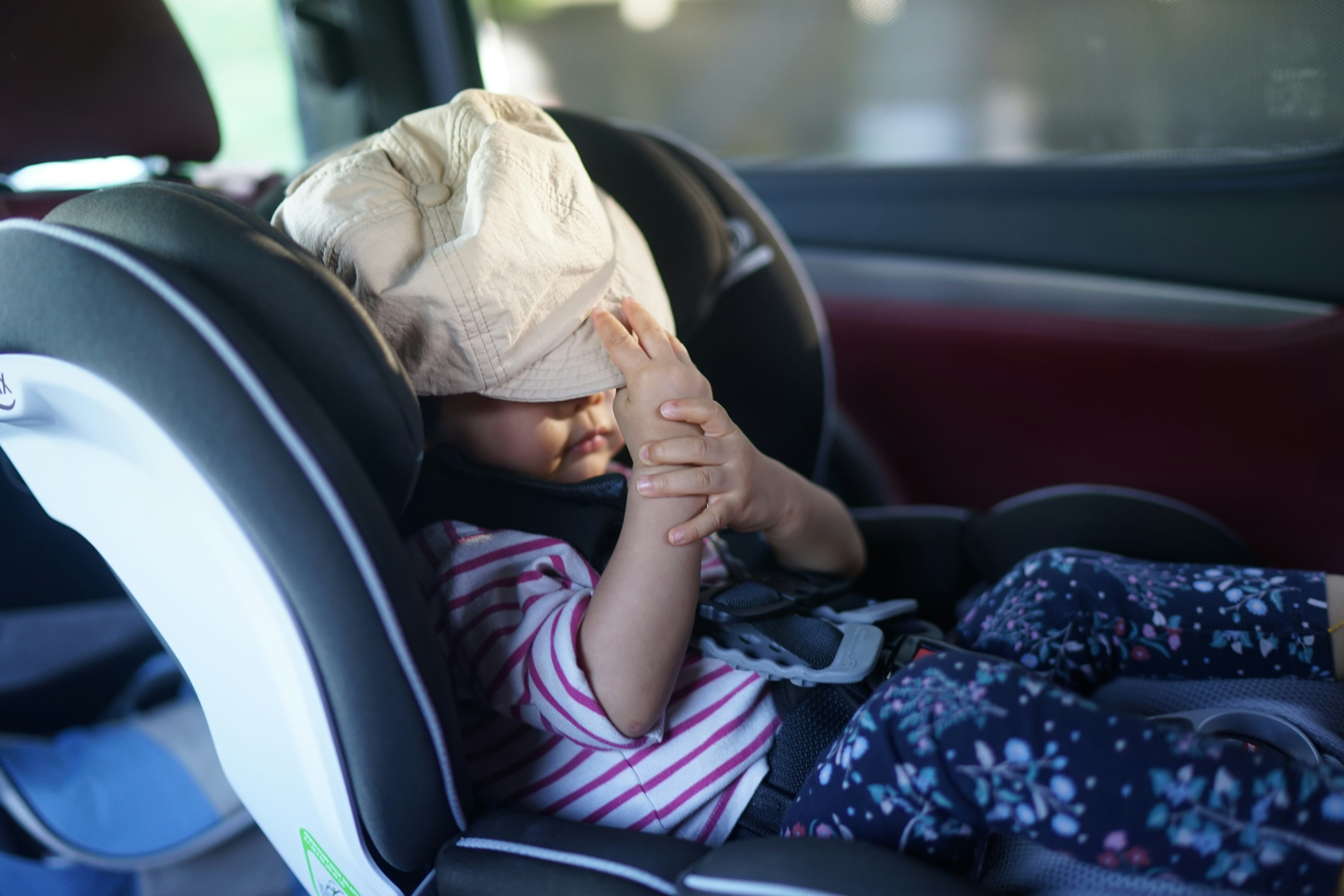 Bébé dans un siège auto, rehausseur, banc enfant, adapté aux normes en vigueur au Costa Rica