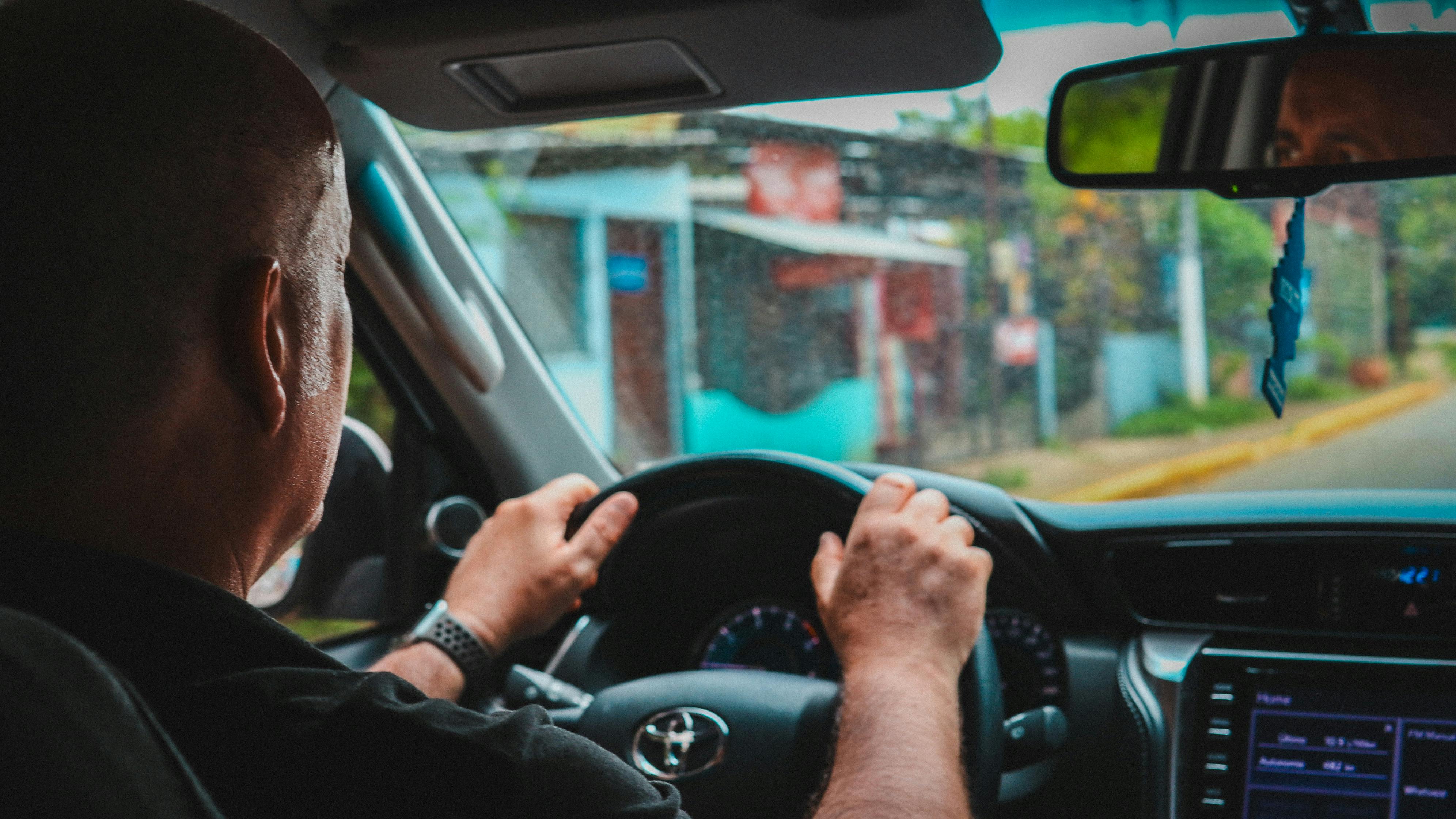Conducteur âgée qui conduit une Toyota, Costa Rica