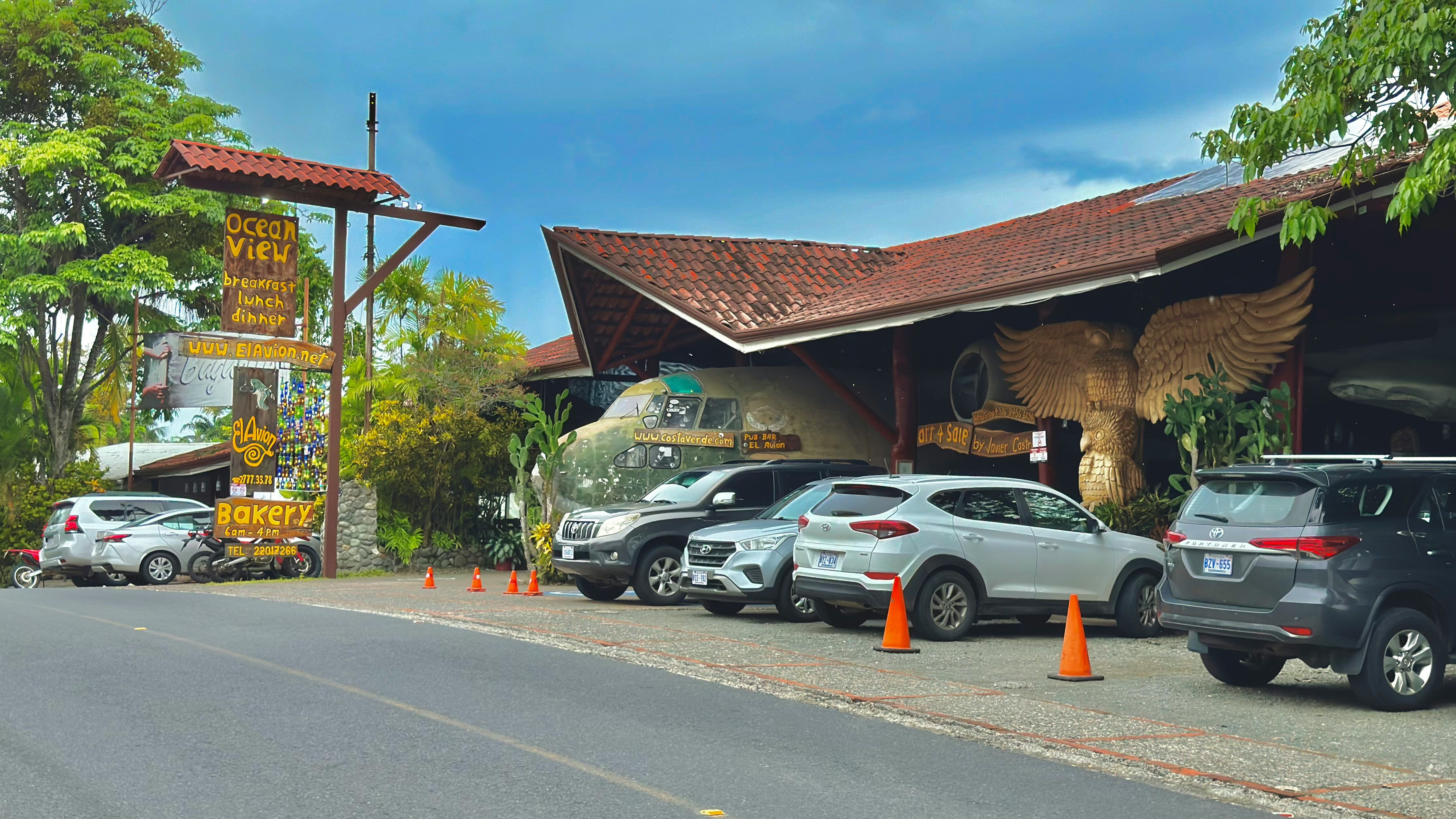 Parking devant un restaurant, Manuel Antonio