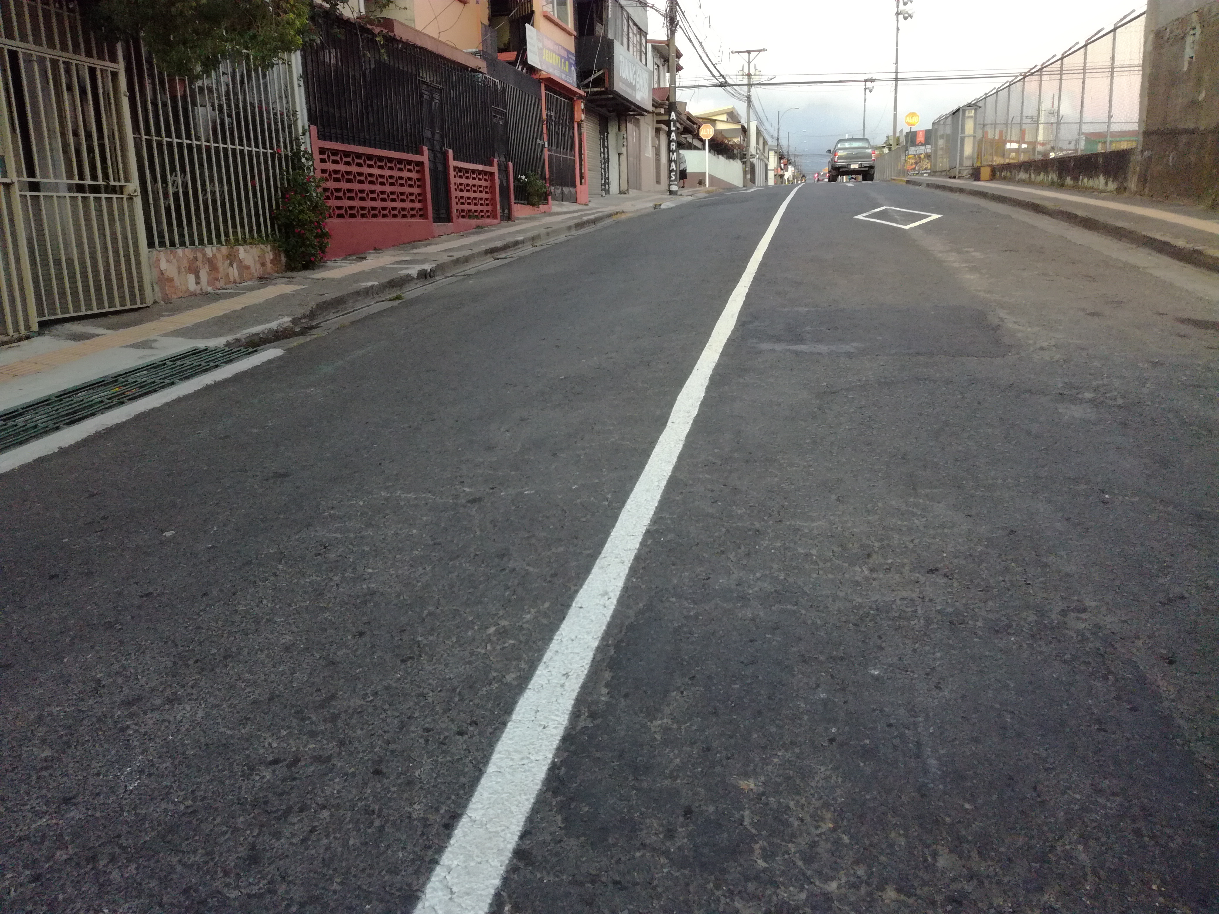 costa rica, ligne blanche continue